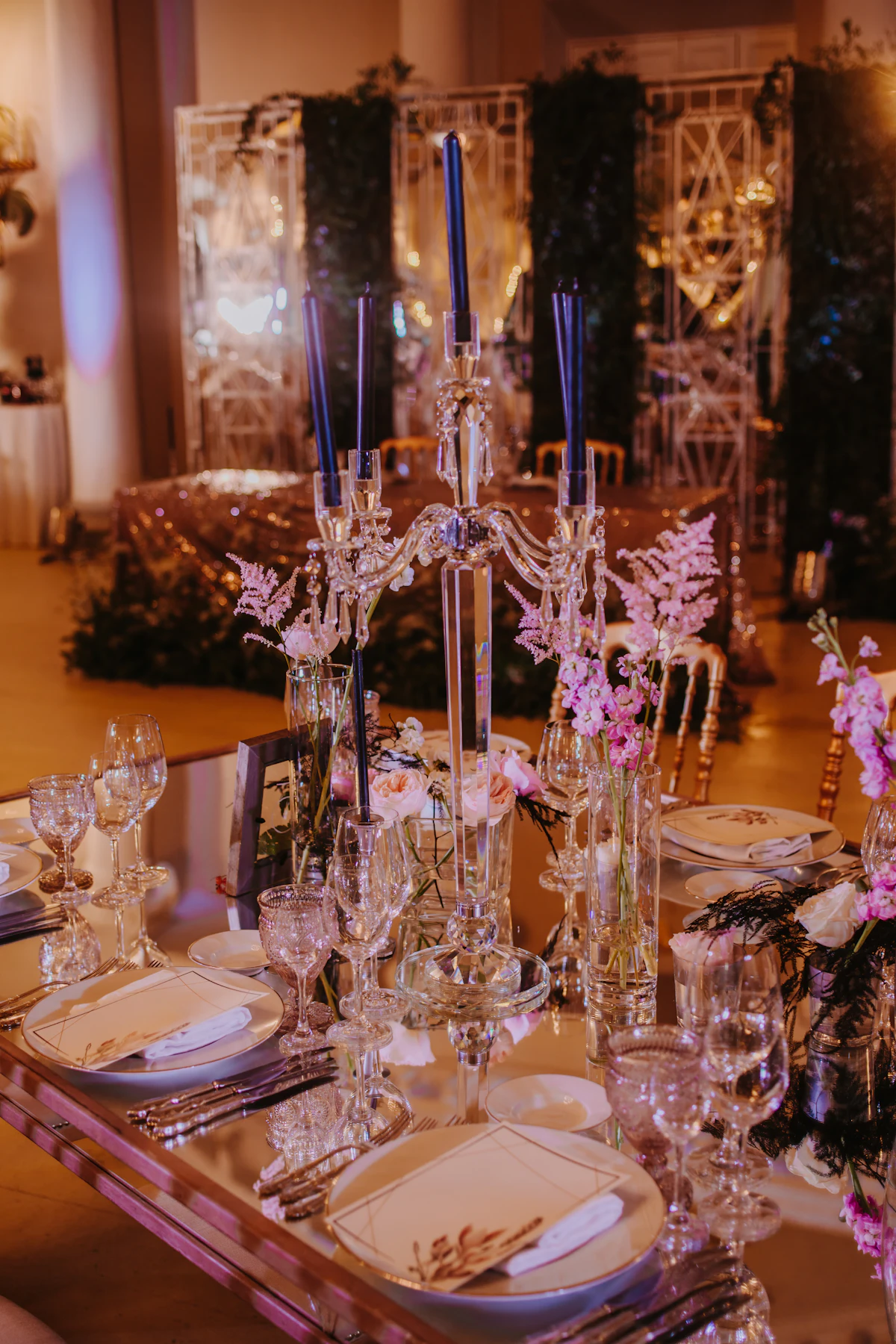 Allestimento con fiori rosa e candelabri: fotografia illustrativa di una celebrazione.