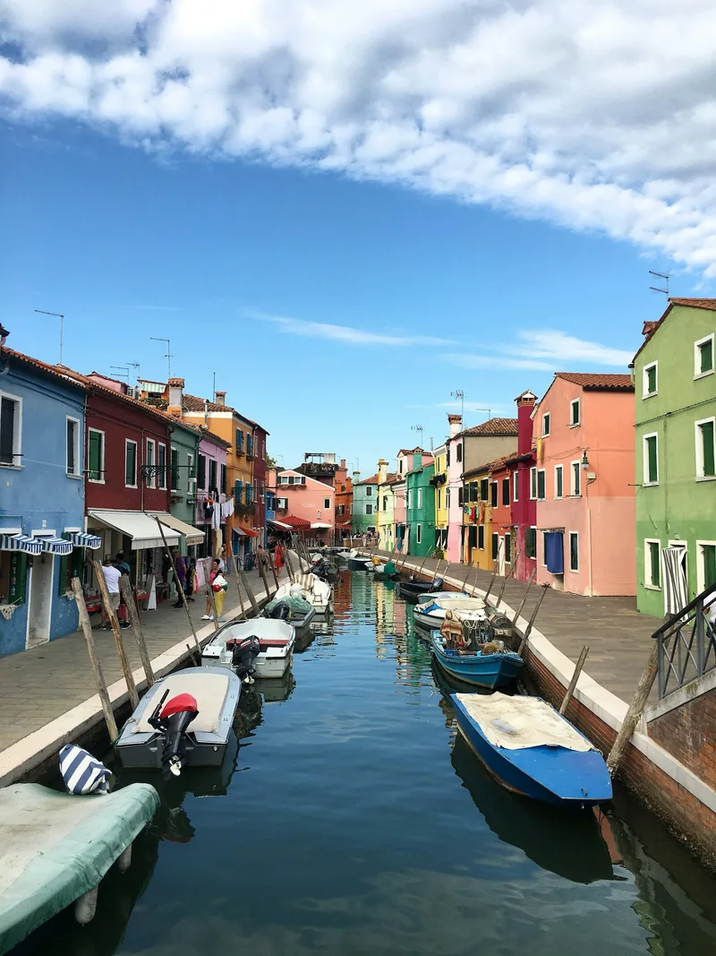 Case colorate e barche lungo un canale di Burano