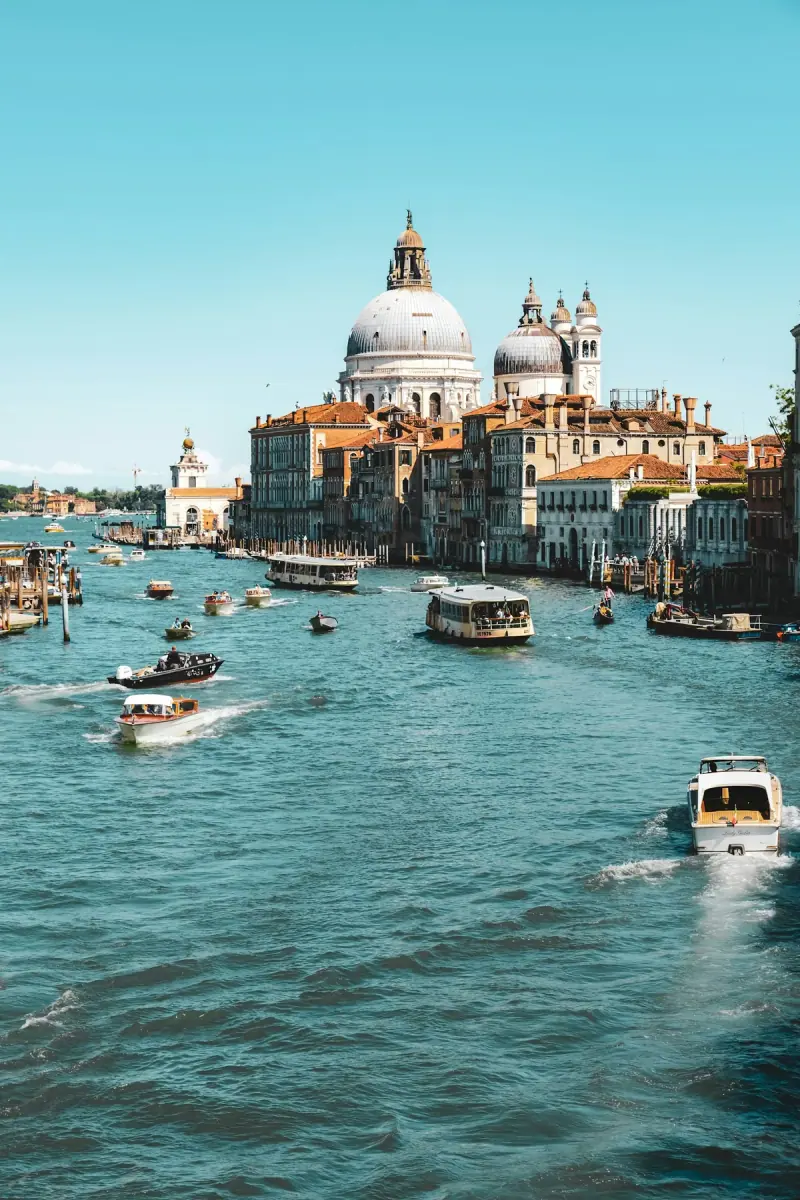 Arrivo in barca sul Canal Grande, con la basilica di Santa Maria della Salute sullo sfondo