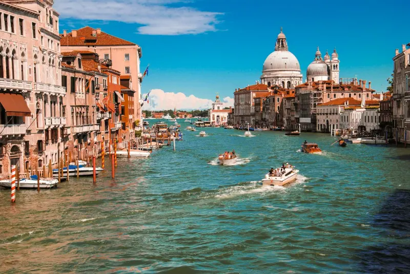 Imbarcazioni sul Canal Grande a Venezia