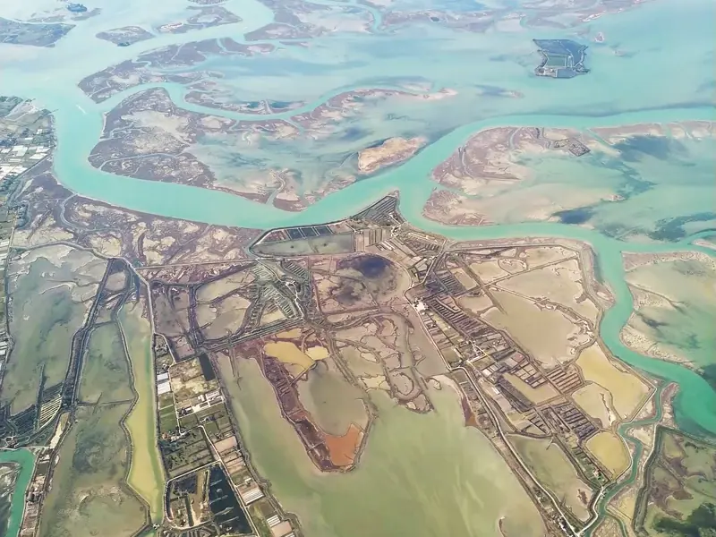 Veduta aerea dei canali e delle barene della laguna di Venezia