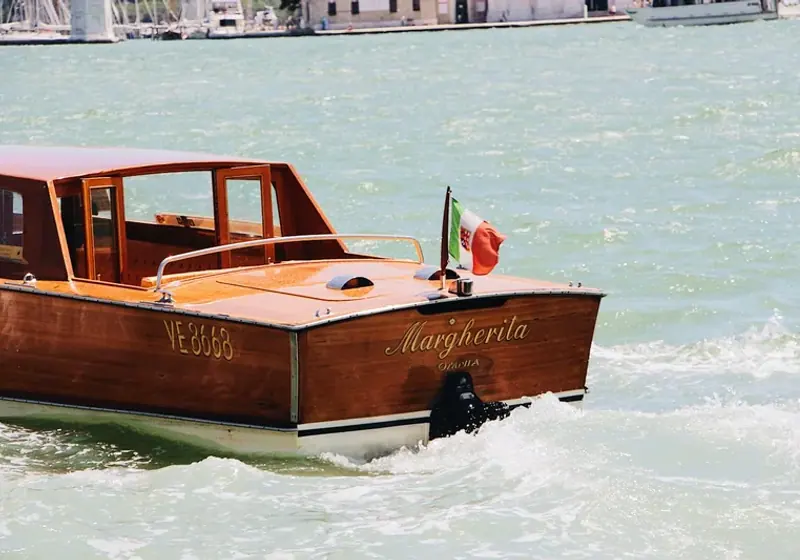 Water taxi veneziano in legno in navigazione