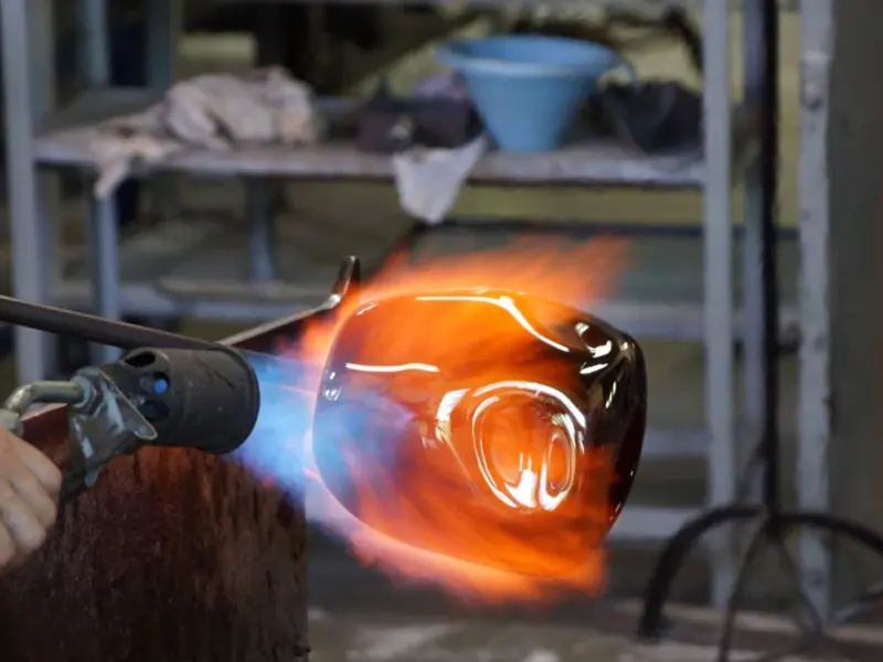 Immagine illustrativa: lavorazione di un oggetto in vetro incandescente con una fiamma