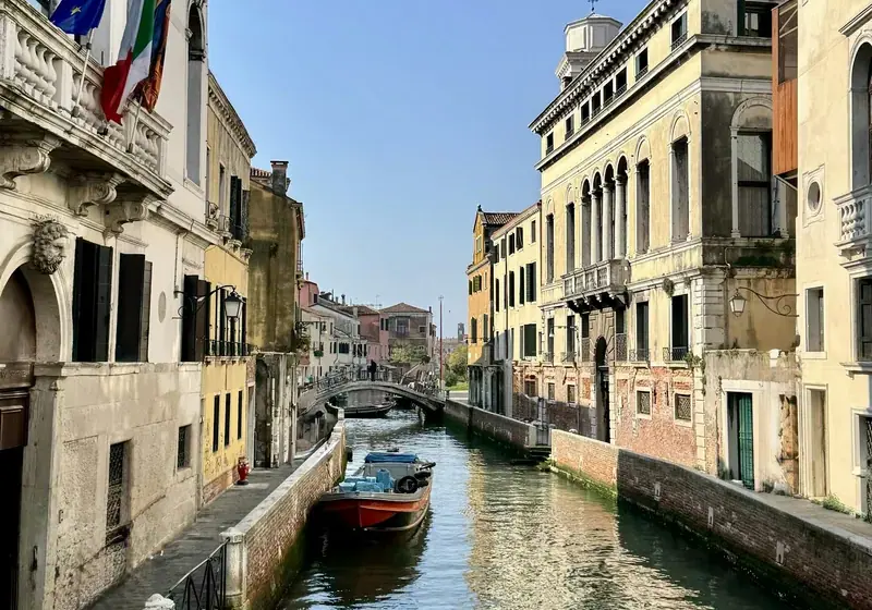 Palazzi e un ponte lungo un canale di Venezia