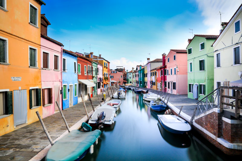 Case colorate e barche su un canale di Burano