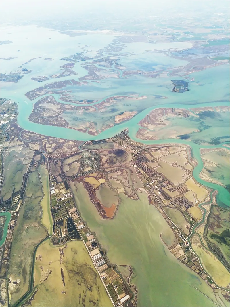 Veduta aerea dei canali e delle barene della laguna di Venezia