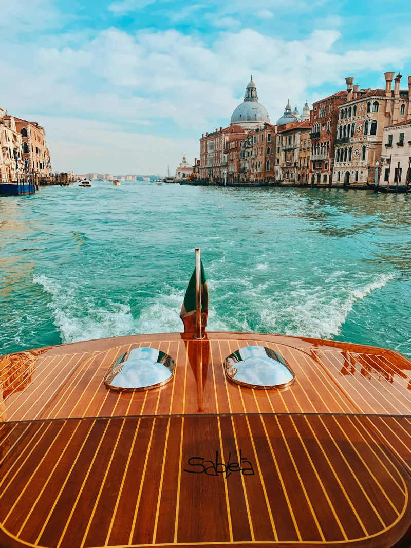 La scia di un taxi in legno sul Canal Grande, con la Salute sullo sfondo