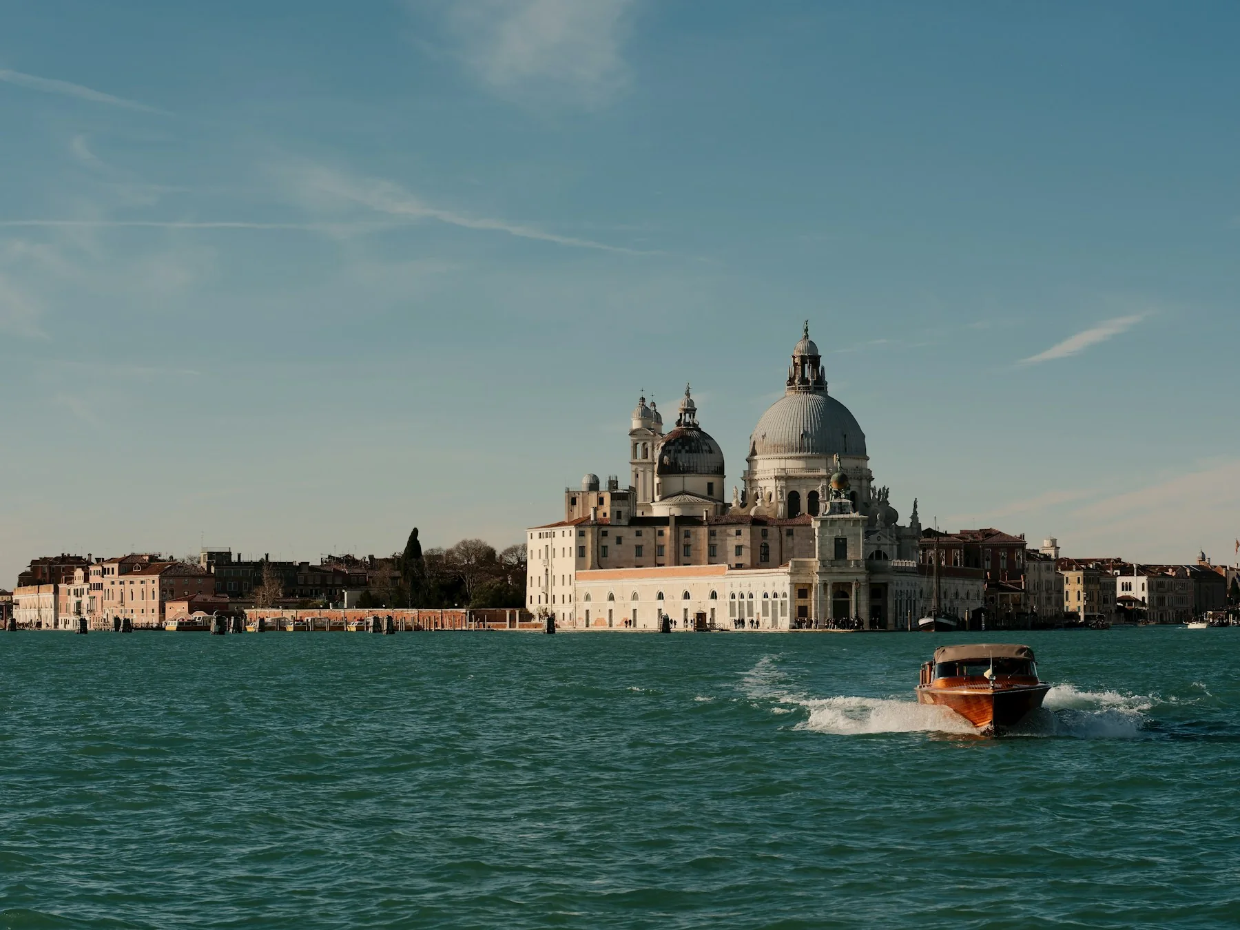 Un taxi acqueo davanti alla basilica di Santa Maria della Salute a Venezia
