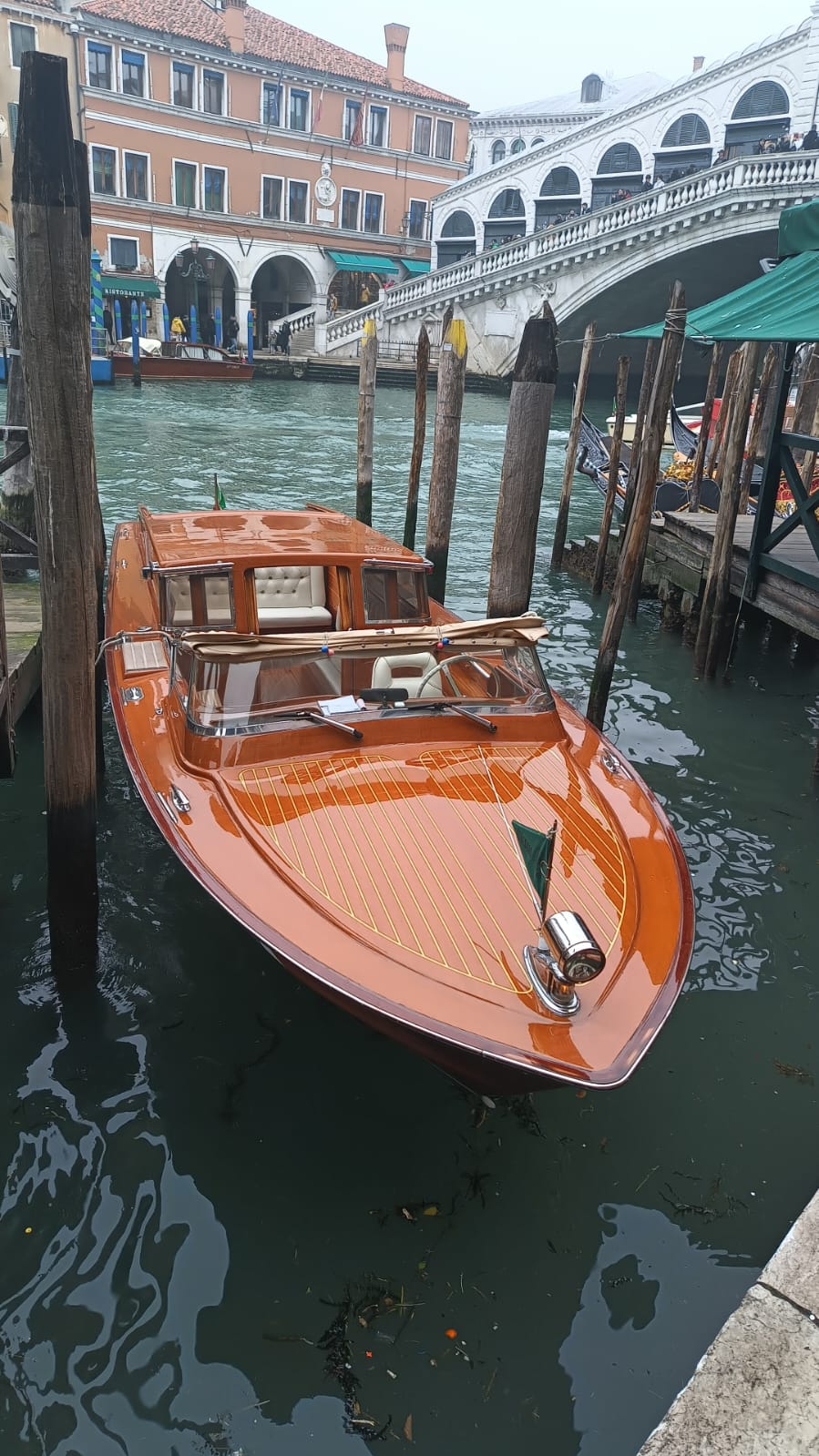 Taxi acqueo privato veneziano fermo all&rsquo;ormeggio sul Canal Grande