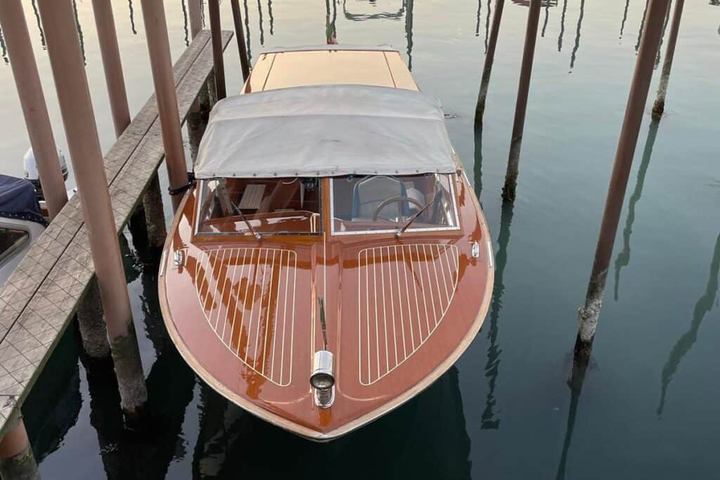 Taxi acqueo veneziano in legno fermo all&rsquo;ormeggio, visto da prua