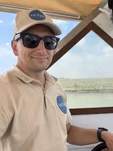 Mattia a bordo, nella laguna di Venezia