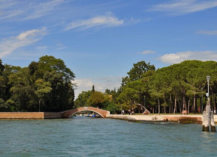 Ponte dei Giardini e rive alberate dei Giardini della Biennale a Venezia, fotografia d’archivio del 2011.