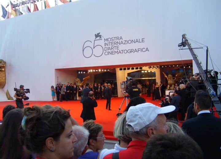 Tappeto rosso davanti al Palazzo del Cinema al Lido di Venezia: fotografia d’archivio della Mostra del Cinema del 2008.