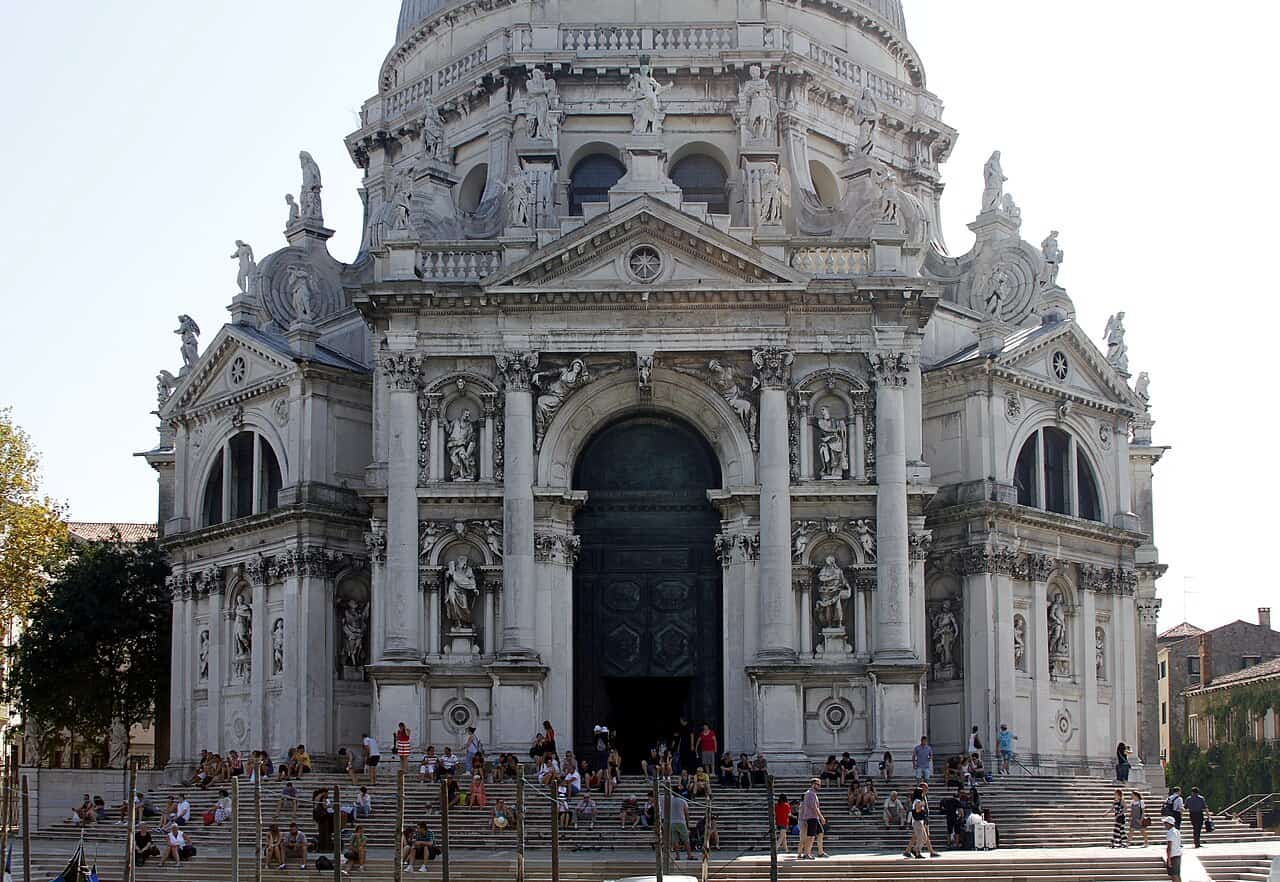 Facciata e scalinata della Basilica di Santa Maria della Salute a Venezia